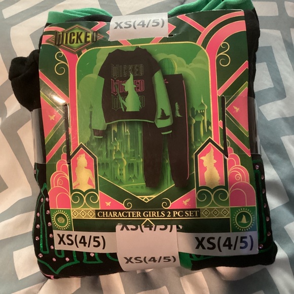 NEW Girls “WICKED” 2-Piece Set - Size XS(4/5) - Picture 2 of 2
